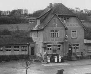 Das Gasthaus mit Tankstelle (50er Jahre)